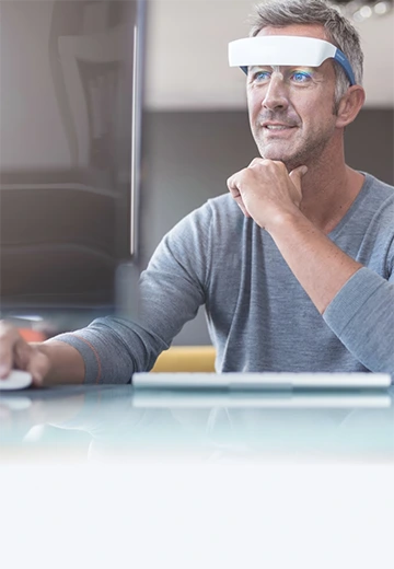 Travaillant sur l'ordinateur